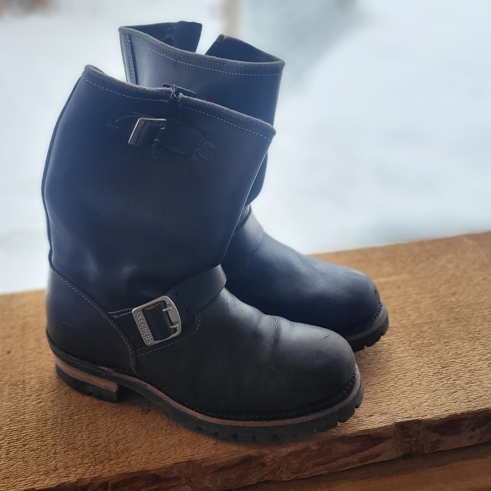 Sketchers engineer boots